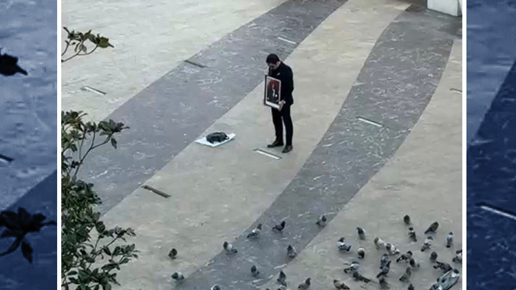 Saat 09.05'te duygulandıran görüntü: Çevredekiler kayda aldı