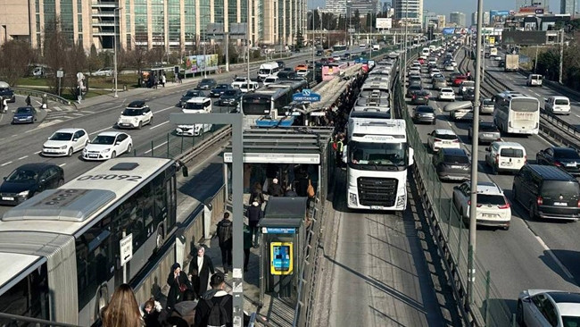 Avcılar'da arızalanan metrobüs yoğunluğa neden oldu