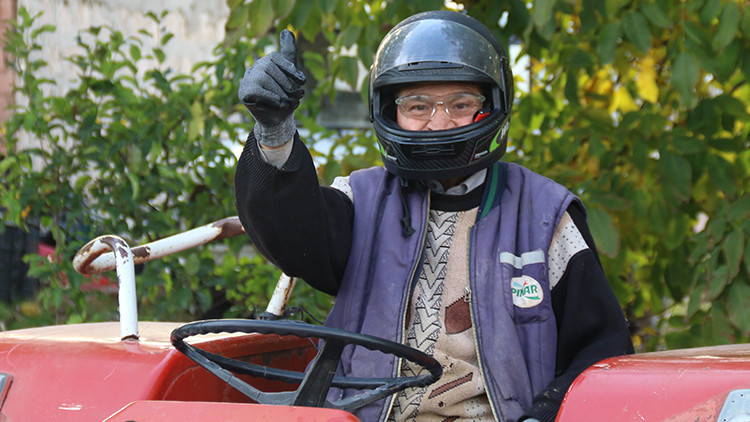 Yönetmelikle zorunlu hale geldi! Tarlada yeni dönem: Çiftçi Mehmet Amca kurala uyup ekipmanlar ile işine koyuldu