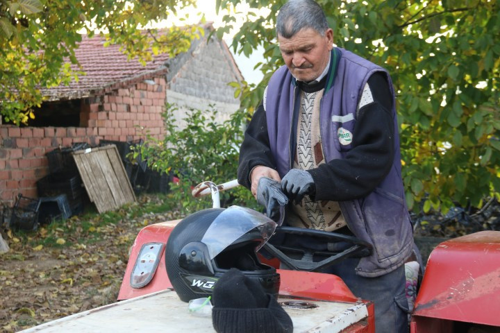 Yönetmelikle zorunlu hale geldi Tarlada yeni dönem: Çiftçi Mehmet Amca kurala uyup ekipmanlar ile işine koyuldu