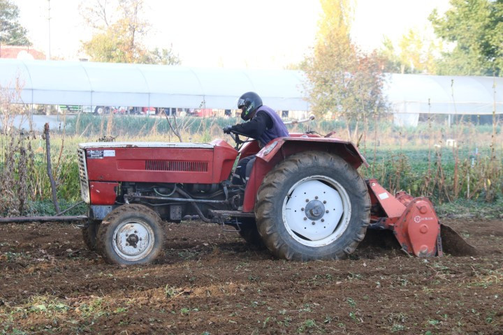 Yönetmelikle zorunlu hale geldi Tarlada yeni dönem: Çiftçi Mehmet Amca kurala uyup ekipmanlar ile işine koyuldu