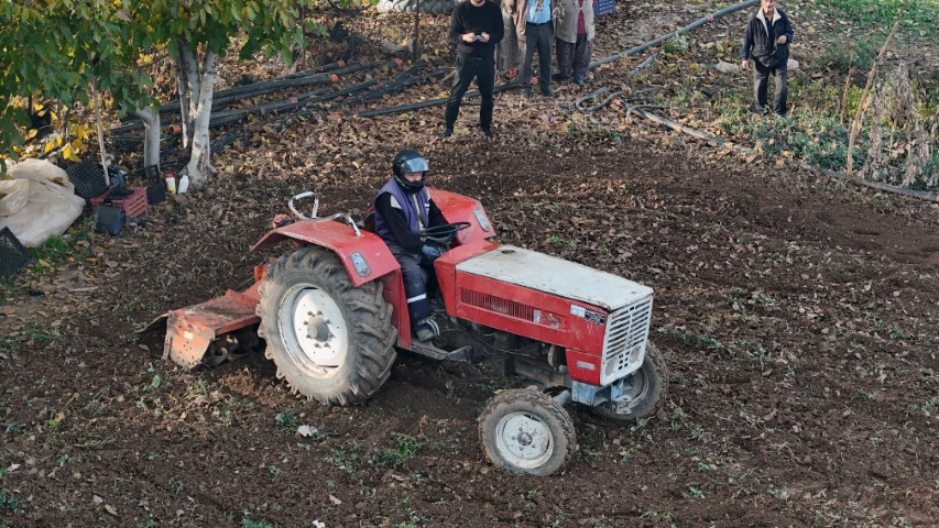 Yönetmelikle zorunlu hale geldi Tarlada yeni dönem: Çiftçi Mehmet Amca kurala uyup ekipmanlar ile işine koyuldu
