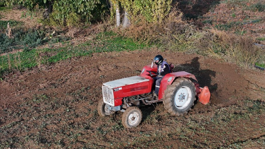 Yönetmelikle zorunlu hale geldi Tarlada yeni dönem: Çiftçi Mehmet Amca kurala uyup ekipmanlar ile işine koyuldu