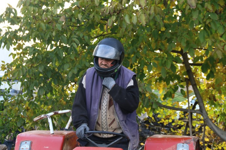 Yönetmelikle zorunlu hale geldi Tarlada yeni dönem: Çiftçi Mehmet Amca kurala uyup ekipmanlar ile işine koyuldu