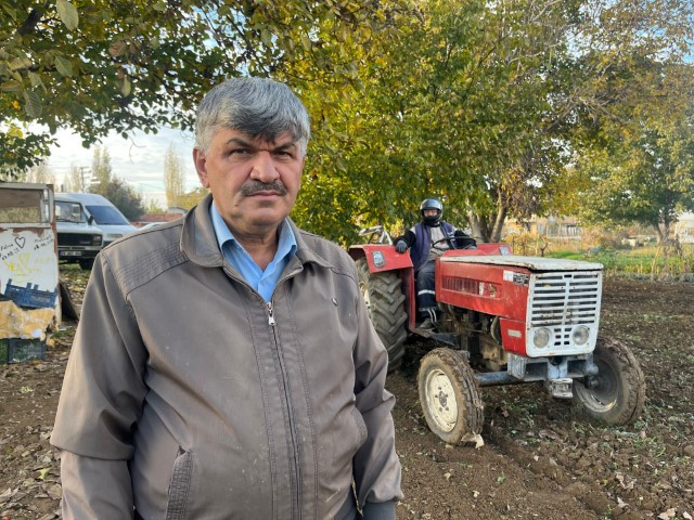 Yönetmelikle zorunlu hale geldi Tarlada yeni dönem: Çiftçi Mehmet Amca kurala uyup ekipmanlar ile işine koyuldu