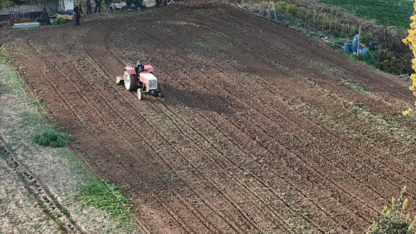 Yönetmelikle zorunlu hale geldi Tarlada yeni dönem: Çiftçi Mehmet Amca kurala uyup ekipmanlar ile işine koyuldu