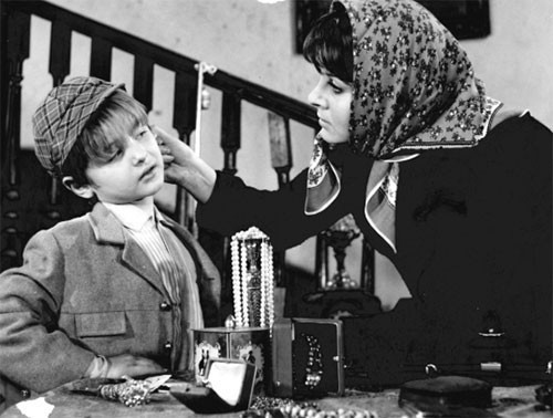 ROL YAPMAKTAN ÇOCUKLUĞUNU BİLE YAŞAYAMADI