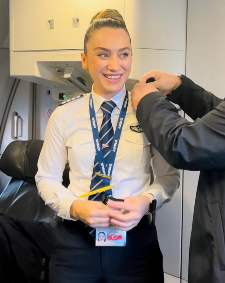 Ünlü futbolcunun eşi kaptan pilotluğa terfi etti Hem kariyer yaptı hem de üç çocuk... Ünlü futbolcunun eşi kaptan pilotluğa terfi etti Hem kariyer yaptı hem de üç çocuk...