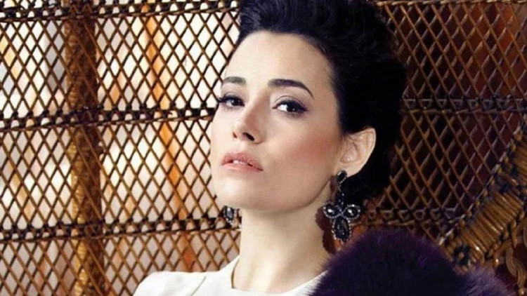 ÖZGÜ NAMAL KİMDİR