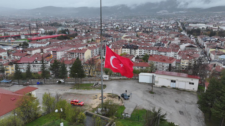Bolu Belediyesi önündeki Türk bayrakları yarıya indirildi! 3 gün eğlence etkinlikleri iptal edildi