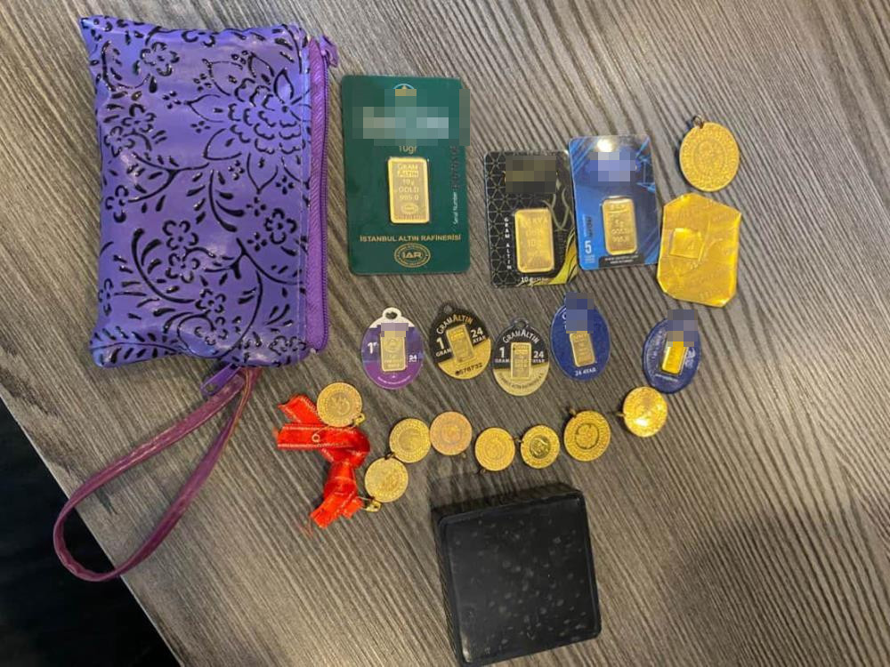 Yıkanması için getirilen halının içinden servet çıktı