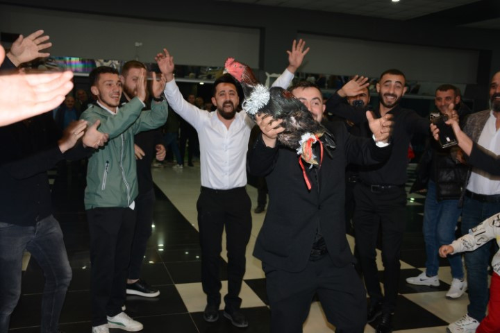 Damada takı töreninde ilginç hediye