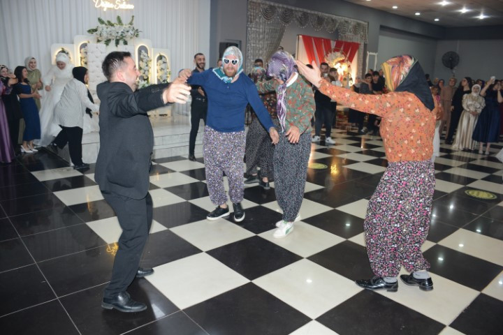 Damada takı töreninde ilginç hediye