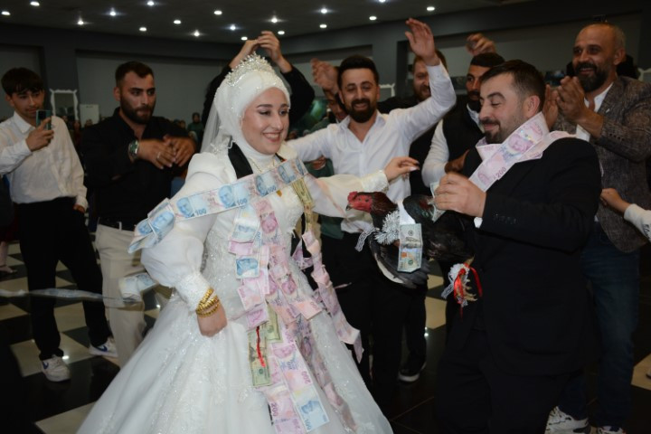 Damada takı töreninde ilginç hediye
