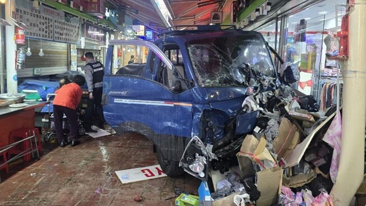 Güney Kore'de şoför faciası: Aracıyla pazara daldı