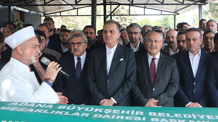 AK Parti Sözcüsü Ömer Çelik, dayısının cenazesine katıldı