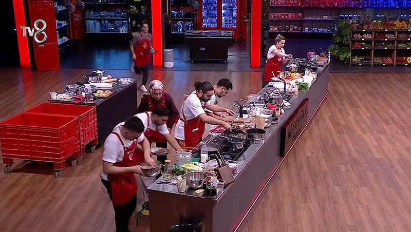 MASTERCHEF ELEME ADAYI KİM OLDU, POTAYA KİM GİTTİ (1. VE 2. ELEME ADAYI) | 13 Kasım 2025-Perşembe MasterChef eleme adayı kim oldu, haftanın 1. dokunulmazlık oyununu hangi takım kazandı İşte retro tabaklar gecesinde MasterChef haftanın eleme adayları