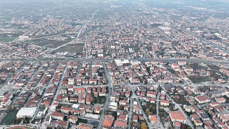 En aktif fay hatlarının üzerinde dedi ve o ilimizi işaret etti