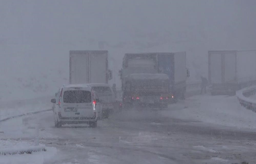 Kar yağışı başladı: Her yer beyaza büründü İstanbulun yanı başındaki ilimize de kar yağdı