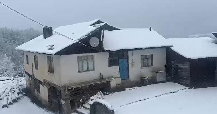 Kar yağışı başladı: Her yer beyaza büründü İstanbulun yanı başındaki ilimize de kar yağdı