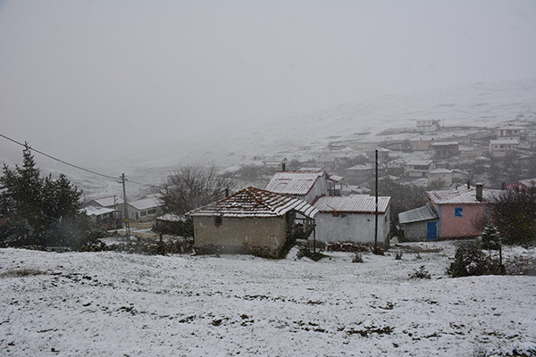Kar yağışı başladı: Her yer beyaza büründü İstanbulun yanı başındaki ilimize de kar yağdı
