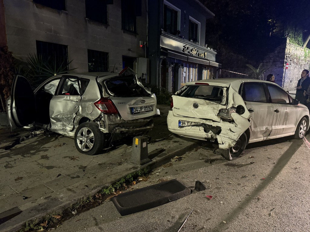 Üsküdar’da otomobil duvara çarptı: 2 yaralı