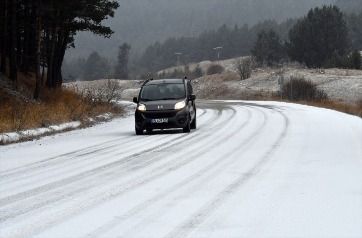 Birçok ilde kar sürprizi Yollar kapandı... Her yer beyaza büründü, hava sıcaklığı sıfırın altına indi Birçok ilde kar sürprizi Yollar kapandı... Her yer beyaza büründü, hava sıcaklığı sıfırın altına indi