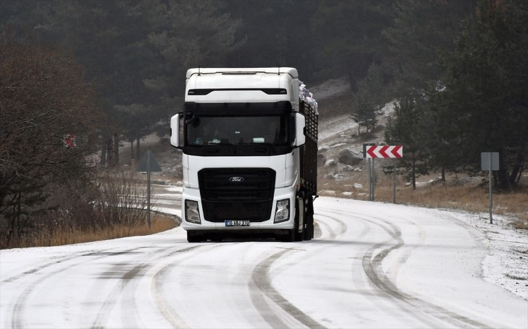 Birçok ilde kar sürprizi Yollar kapandı... Her yer beyaza büründü, hava sıcaklığı sıfırın altına indi Birçok ilde kar sürprizi Yollar kapandı... Her yer beyaza büründü, hava sıcaklığı sıfırın altına indi