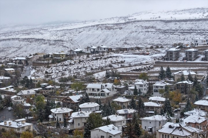 Birçok ilde kar sürprizi Yollar kapandı... Her yer beyaza büründü, hava sıcaklığı sıfırın altına indi Birçok ilde kar sürprizi Yollar kapandı... Her yer beyaza büründü, hava sıcaklığı sıfırın altına indi