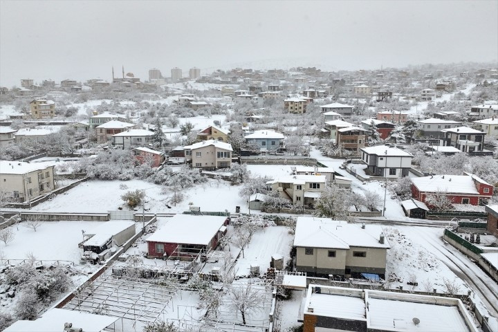 Birçok ilde kar sürprizi Yollar kapandı... Her yer beyaza büründü, hava sıcaklığı sıfırın altına indi Birçok ilde kar sürprizi Yollar kapandı... Her yer beyaza büründü, hava sıcaklığı sıfırın altına indi