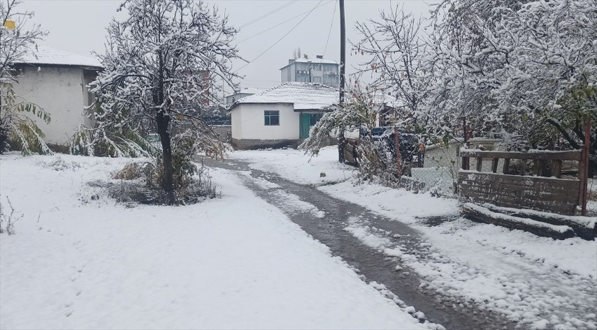 Birçok ilde kar sürprizi Yollar kapandı... Her yer beyaza büründü, hava sıcaklığı sıfırın altına indi Birçok ilde kar sürprizi Yollar kapandı... Her yer beyaza büründü, hava sıcaklığı sıfırın altına indi