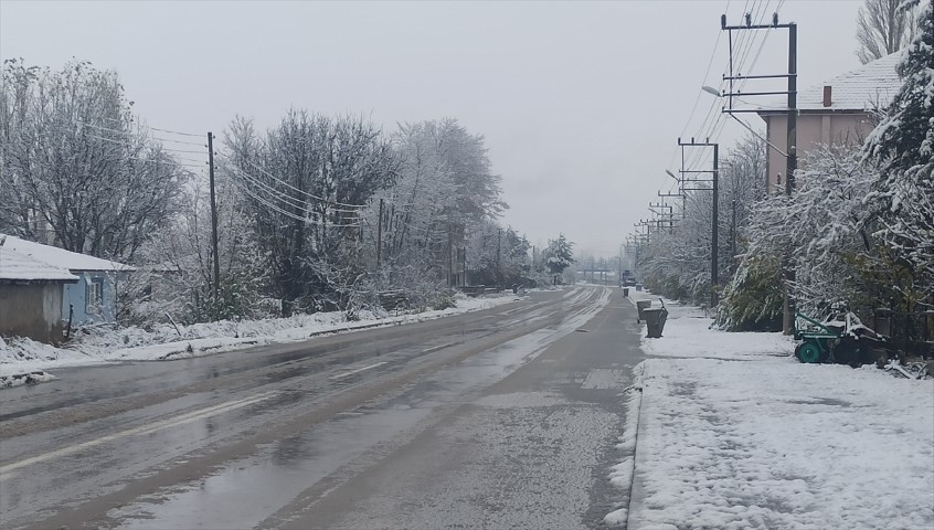 Birçok ilde kar sürprizi Yollar kapandı... Her yer beyaza büründü, hava sıcaklığı sıfırın altına indi Birçok ilde kar sürprizi Yollar kapandı... Her yer beyaza büründü, hava sıcaklığı sıfırın altına indi