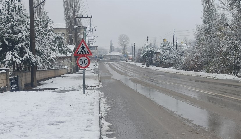 Birçok ilde kar sürprizi Yollar kapandı... Her yer beyaza büründü, hava sıcaklığı sıfırın altına indi Birçok ilde kar sürprizi Yollar kapandı... Her yer beyaza büründü, hava sıcaklığı sıfırın altına indi
