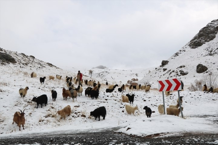 Birçok ilde kar sürprizi Yollar kapandı... Her yer beyaza büründü, hava sıcaklığı sıfırın altına indi Birçok ilde kar sürprizi Yollar kapandı... Her yer beyaza büründü, hava sıcaklığı sıfırın altına indi