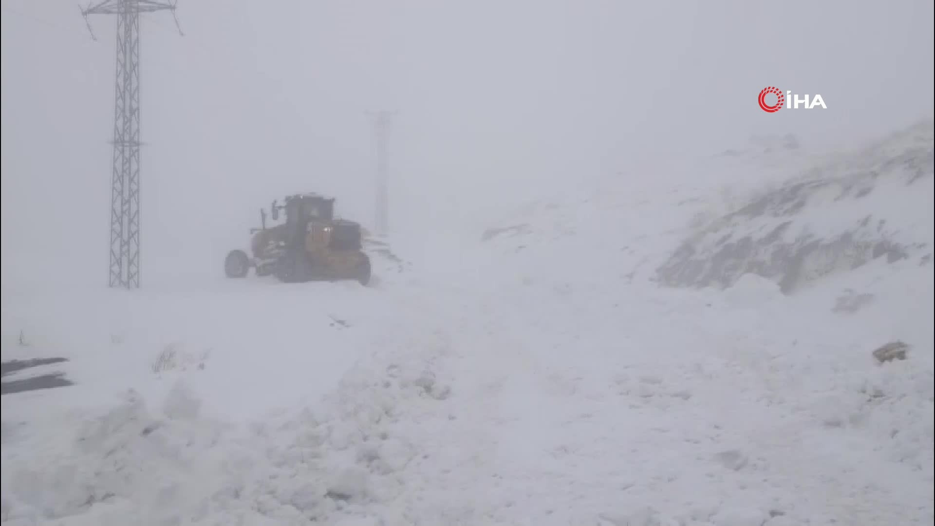 Birçok ilde kar sürprizi Yollar kapandı... Her yer beyaza büründü, hava sıcaklığı sıfırın altına indi Birçok ilde kar sürprizi Yollar kapandı... Her yer beyaza büründü, hava sıcaklığı sıfırın altına indi
