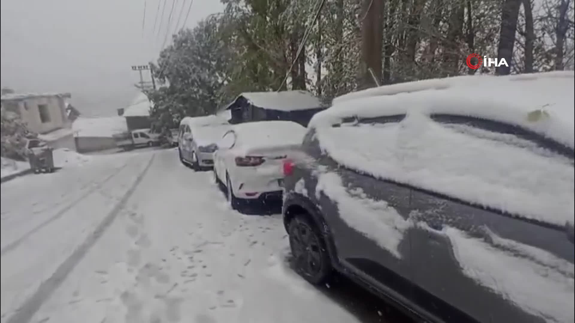 Birçok ilde kar sürprizi Yollar kapandı... Her yer beyaza büründü, hava sıcaklığı sıfırın altına indi Birçok ilde kar sürprizi Yollar kapandı... Her yer beyaza büründü, hava sıcaklığı sıfırın altına indi