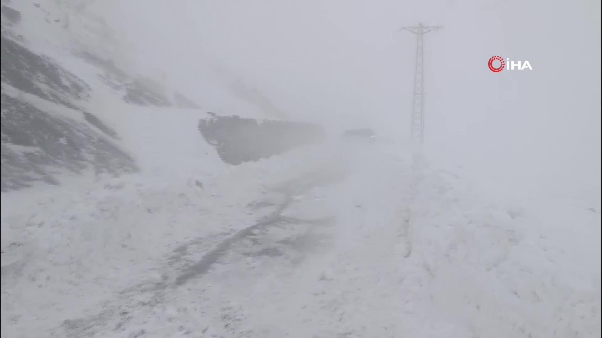 Birçok ilde kar sürprizi Yollar kapandı... Her yer beyaza büründü, hava sıcaklığı sıfırın altına indi Birçok ilde kar sürprizi Yollar kapandı... Her yer beyaza büründü, hava sıcaklığı sıfırın altına indi