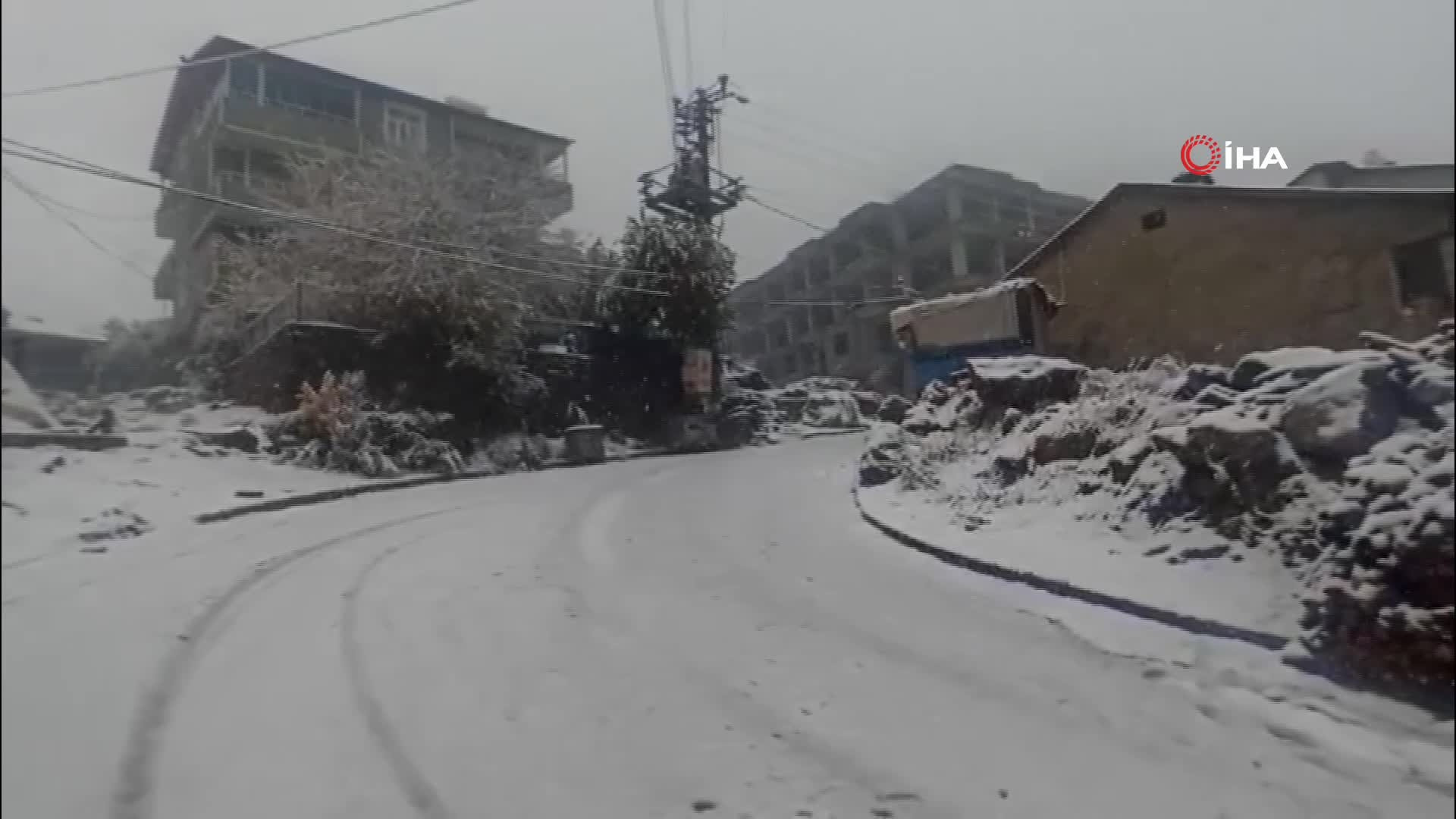 Birçok ilde kar sürprizi Yollar kapandı... Her yer beyaza büründü, hava sıcaklığı sıfırın altına indi Birçok ilde kar sürprizi Yollar kapandı... Her yer beyaza büründü, hava sıcaklığı sıfırın altına indi