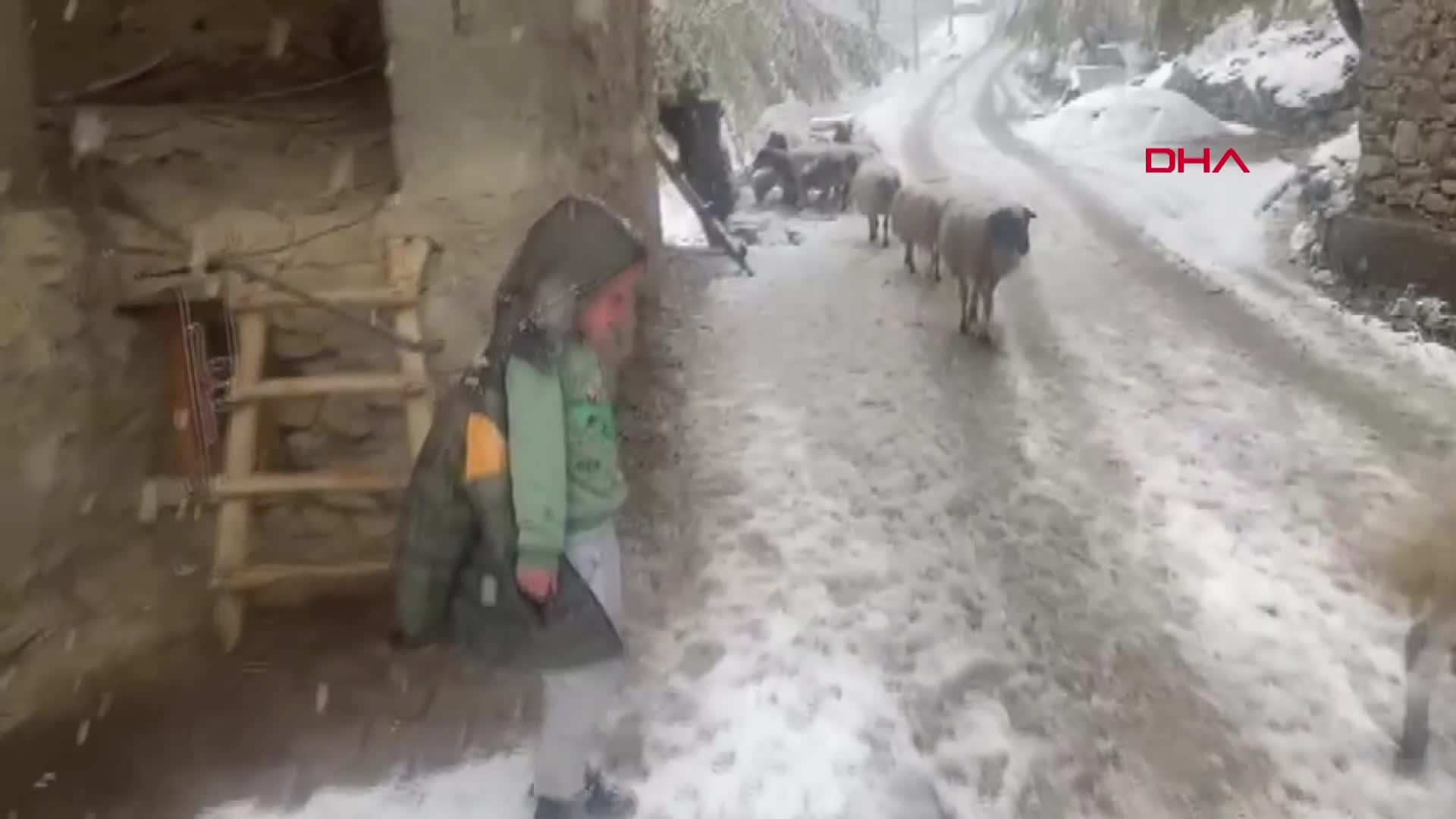 Birçok ilde kar sürprizi Yollar kapandı... Her yer beyaza büründü, hava sıcaklığı sıfırın altına indi Birçok ilde kar sürprizi Yollar kapandı... Her yer beyaza büründü, hava sıcaklığı sıfırın altına indi