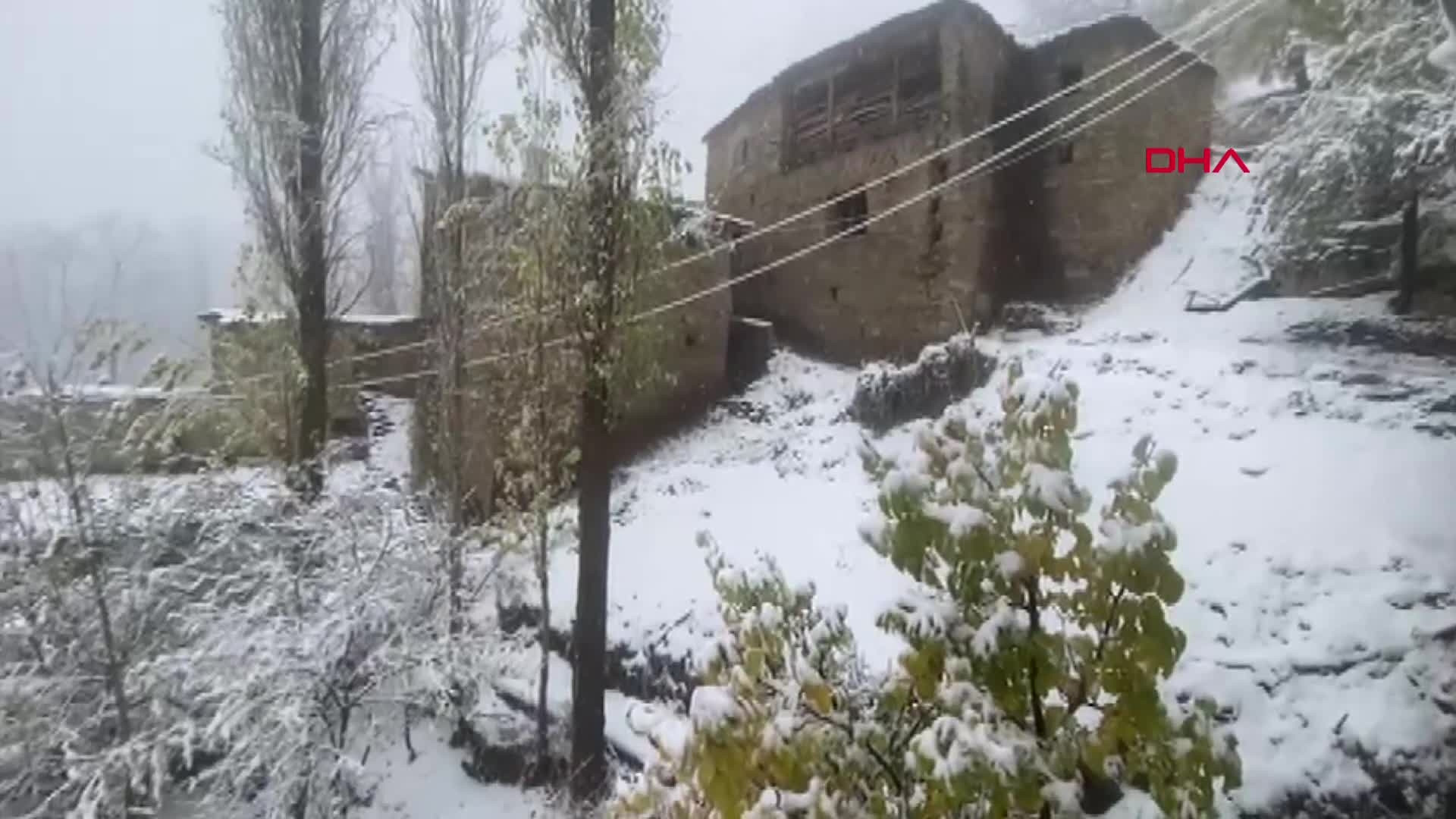 Birçok ilde kar sürprizi Yollar kapandı... Her yer beyaza büründü, hava sıcaklığı sıfırın altına indi Birçok ilde kar sürprizi Yollar kapandı... Her yer beyaza büründü, hava sıcaklığı sıfırın altına indi