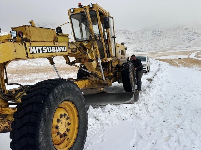 Birçok ilde kar sürprizi Yollar kapandı... Her yer beyaza büründü, hava sıcaklığı sıfırın altına indi Birçok ilde kar sürprizi Yollar kapandı... Her yer beyaza büründü, hava sıcaklığı sıfırın altına indi