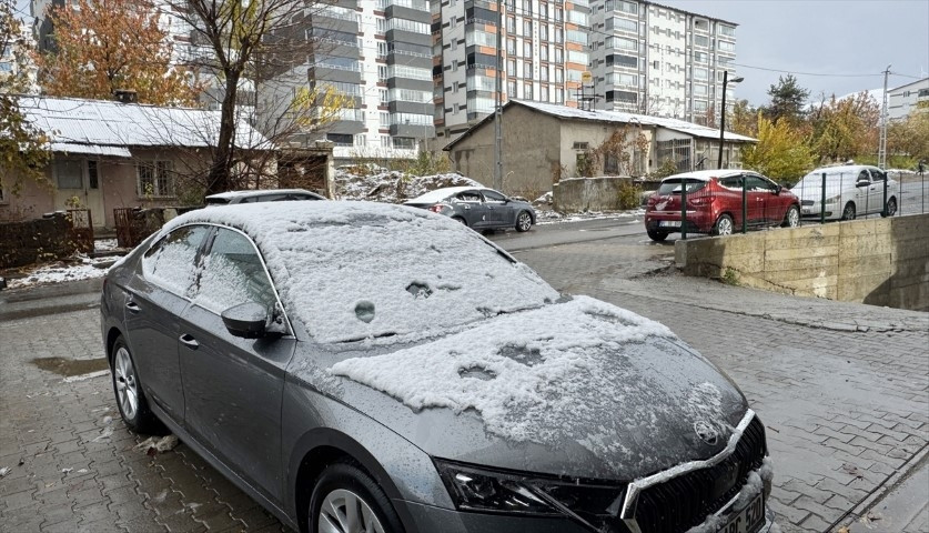 Birçok ilde kar sürprizi Yollar kapandı... Her yer beyaza büründü, hava sıcaklığı sıfırın altına indi Birçok ilde kar sürprizi Yollar kapandı... Her yer beyaza büründü, hava sıcaklığı sıfırın altına indi