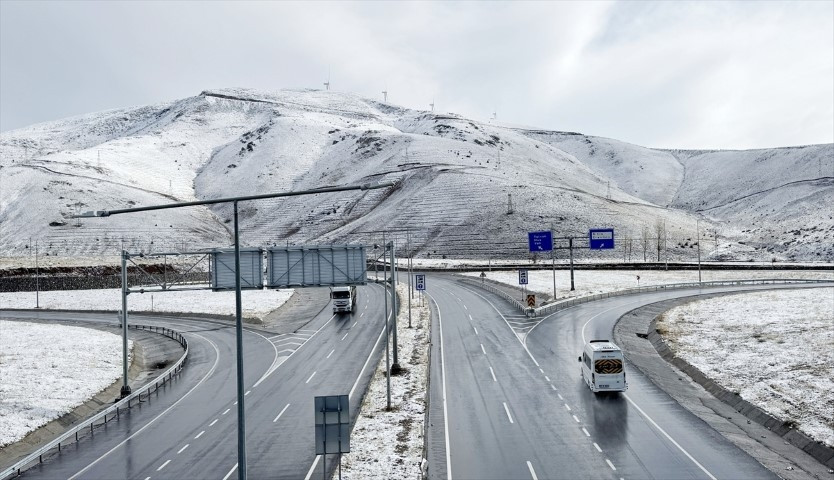 Birçok ilde kar sürprizi Yollar kapandı... Her yer beyaza büründü, hava sıcaklığı sıfırın altına indi Birçok ilde kar sürprizi Yollar kapandı... Her yer beyaza büründü, hava sıcaklığı sıfırın altına indi