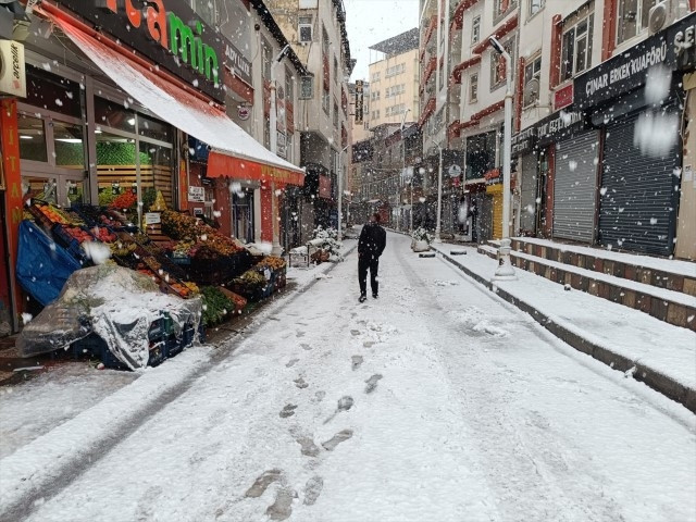 Birçok ilde kar sürprizi Yollar kapandı... Her yer beyaza büründü, hava sıcaklığı sıfırın altına indi Birçok ilde kar sürprizi Yollar kapandı... Her yer beyaza büründü, hava sıcaklığı sıfırın altına indi