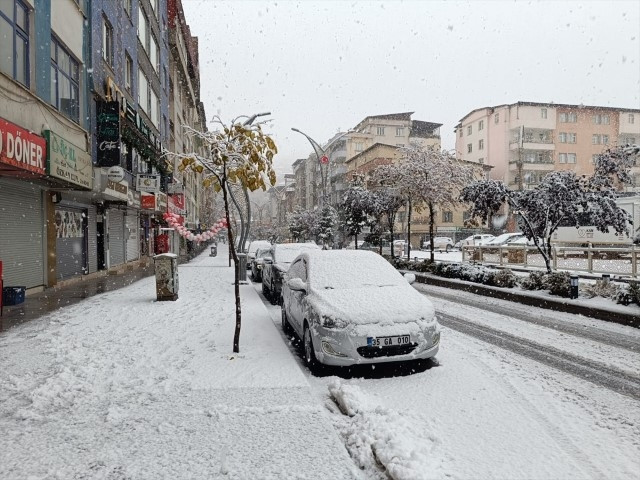 Birçok ilde kar sürprizi Yollar kapandı... Her yer beyaza büründü, hava sıcaklığı sıfırın altına indi Birçok ilde kar sürprizi Yollar kapandı... Her yer beyaza büründü, hava sıcaklığı sıfırın altına indi