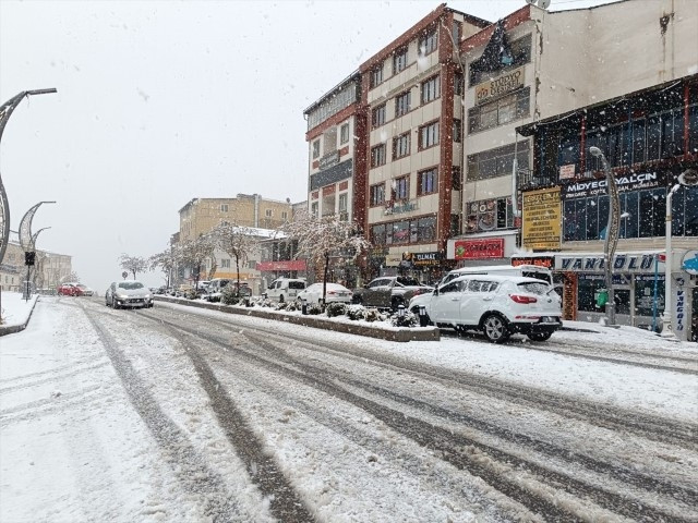 Birçok ilde kar sürprizi Yollar kapandı... Her yer beyaza büründü, hava sıcaklığı sıfırın altına indi Birçok ilde kar sürprizi Yollar kapandı... Her yer beyaza büründü, hava sıcaklığı sıfırın altına indi
