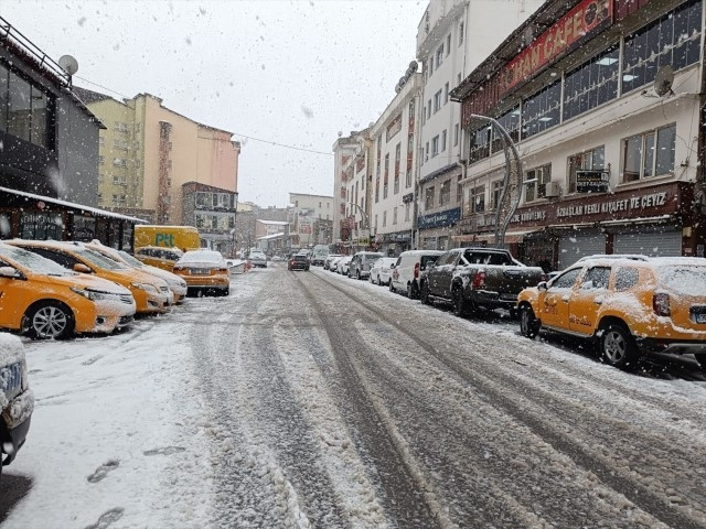 Birçok ilde kar sürprizi Yollar kapandı... Her yer beyaza büründü, hava sıcaklığı sıfırın altına indi Birçok ilde kar sürprizi Yollar kapandı... Her yer beyaza büründü, hava sıcaklığı sıfırın altına indi