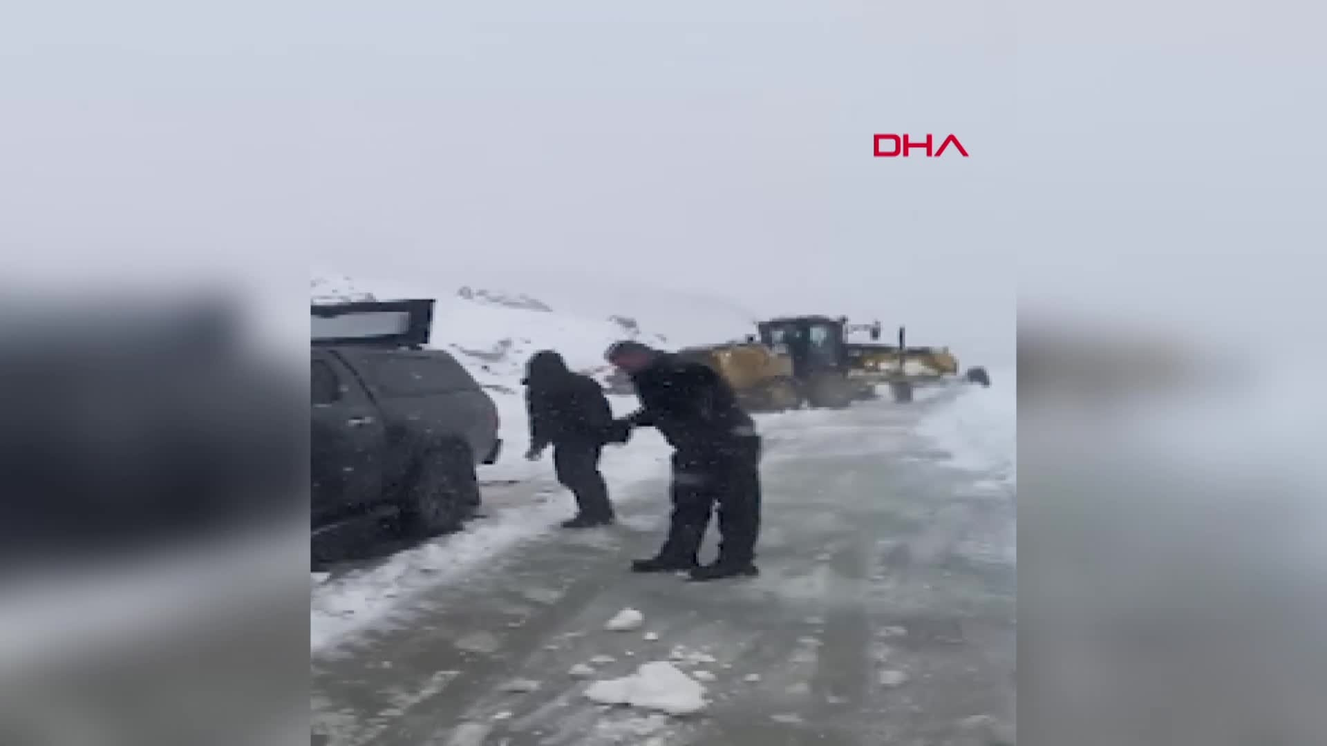 Birçok ilde kar sürprizi Yollar kapandı... Her yer beyaza büründü, hava sıcaklığı sıfırın altına indi Birçok ilde kar sürprizi Yollar kapandı... Her yer beyaza büründü, hava sıcaklığı sıfırın altına indi