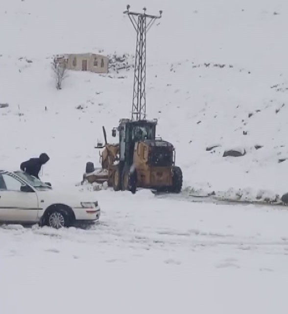 Birçok ilde kar sürprizi Yollar kapandı... Her yer beyaza büründü, hava sıcaklığı sıfırın altına indi Birçok ilde kar sürprizi Yollar kapandı... Her yer beyaza büründü, hava sıcaklığı sıfırın altına indi