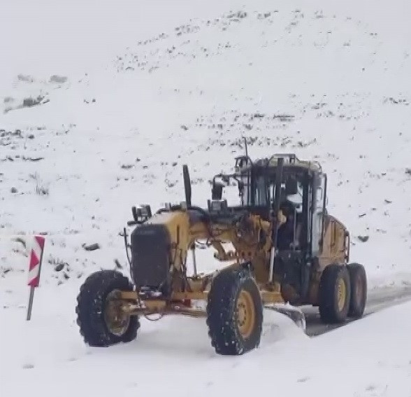 Birçok ilde kar sürprizi Yollar kapandı... Her yer beyaza büründü, hava sıcaklığı sıfırın altına indi Birçok ilde kar sürprizi Yollar kapandı... Her yer beyaza büründü, hava sıcaklığı sıfırın altına indi